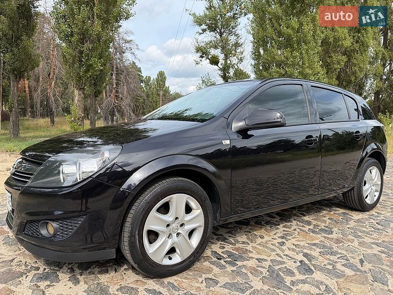 Хэтчбек Opel Astra 2011 в Ахтырке