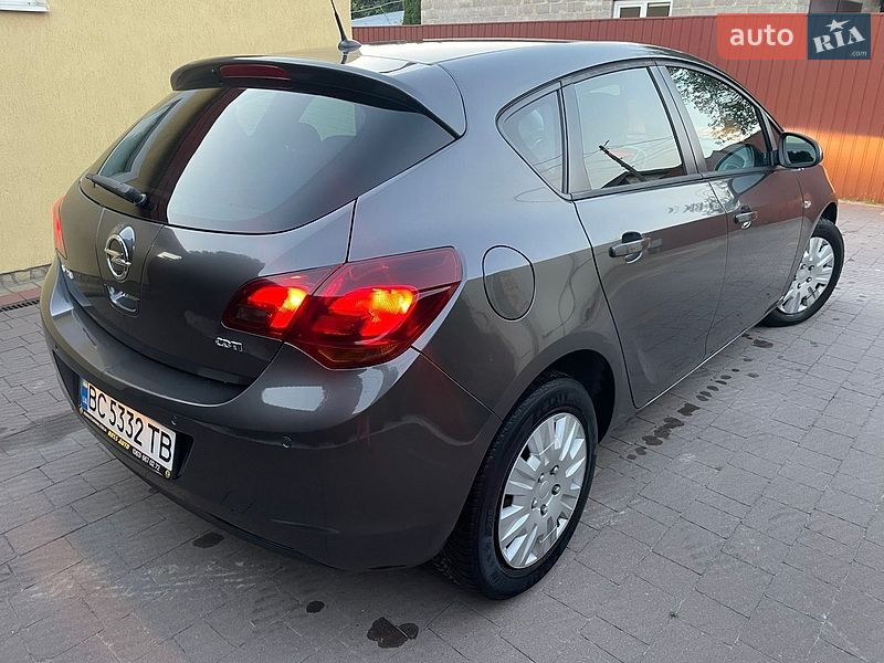 Хэтчбек Opel Astra 2011 в Львове