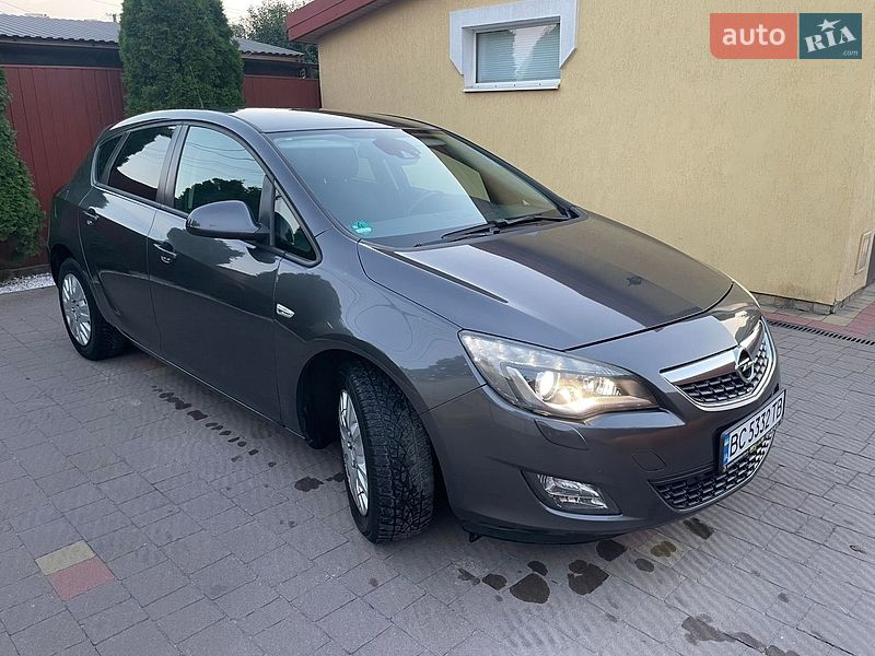 Хэтчбек Opel Astra 2011 в Львове