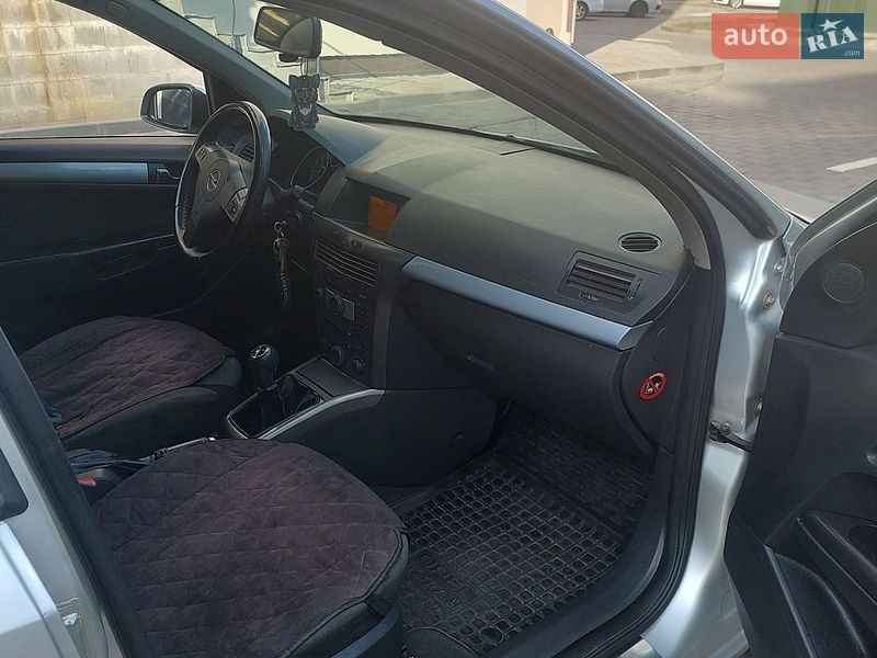 Універсал Opel Astra 2004 в Рівному