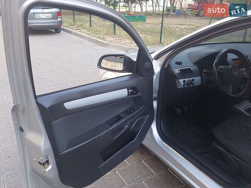 Універсал Opel Astra 2004 в Рівному