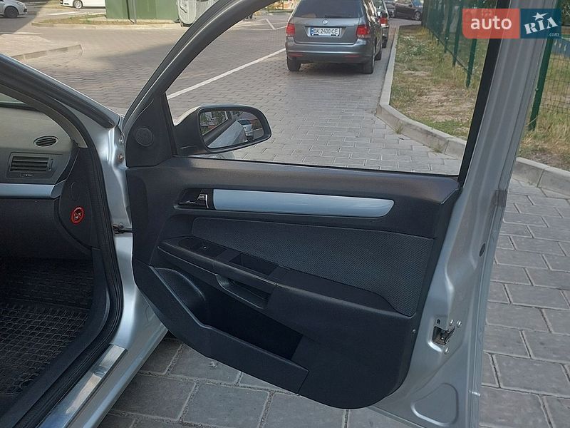 Універсал Opel Astra 2004 в Рівному