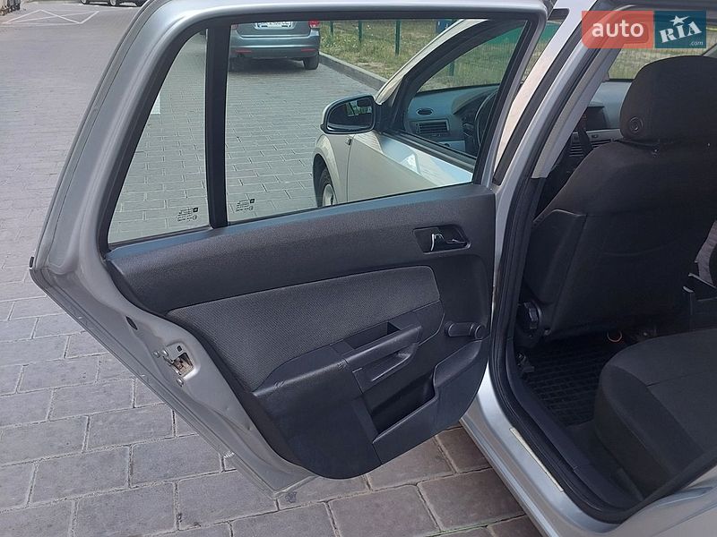 Універсал Opel Astra 2004 в Рівному