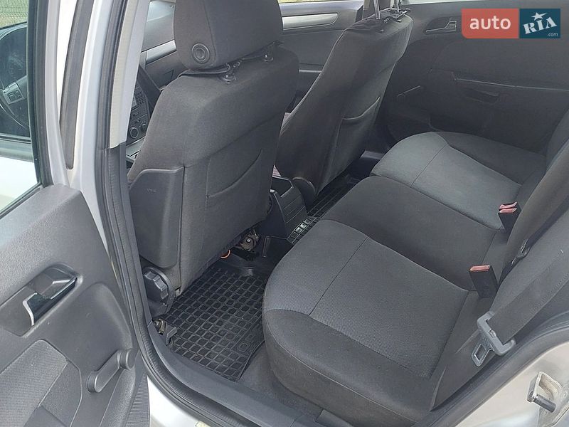 Універсал Opel Astra 2004 в Рівному