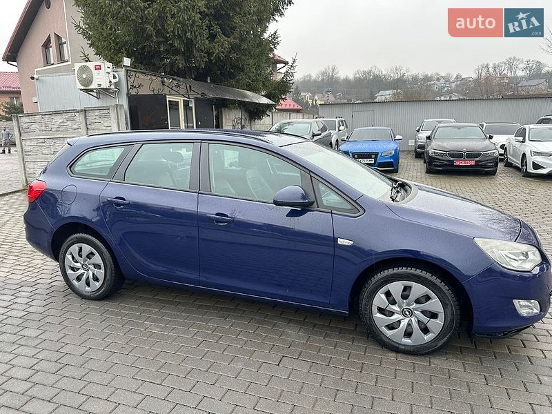 Універсал Opel Astra 2011 в Львові