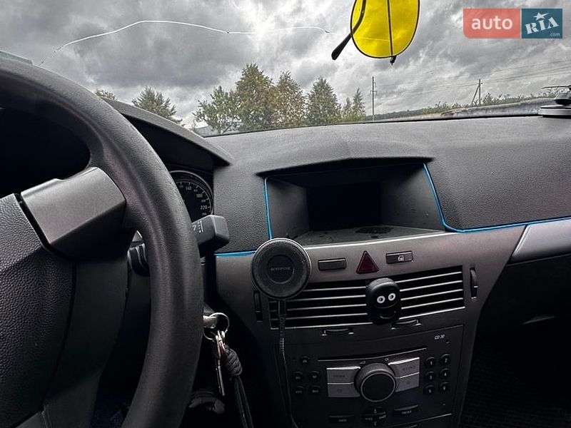 Хэтчбек Opel Astra 2005 в Сарнах