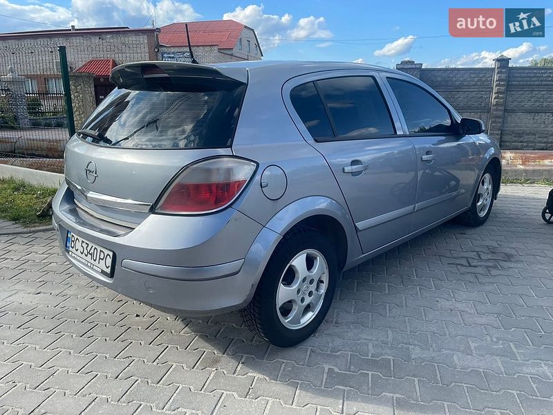 Хэтчбек Opel Astra 2005 в Новояворовске