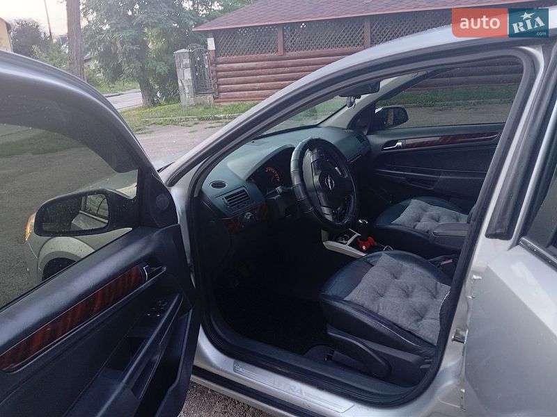 Хэтчбек Opel Astra 2004 в Дрогобыче