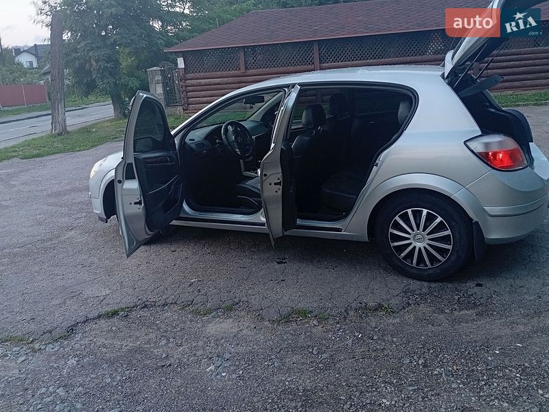 Хэтчбек Opel Astra 2004 в Дрогобыче