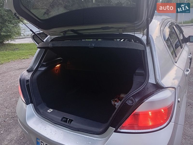 Хэтчбек Opel Astra 2004 в Дрогобыче