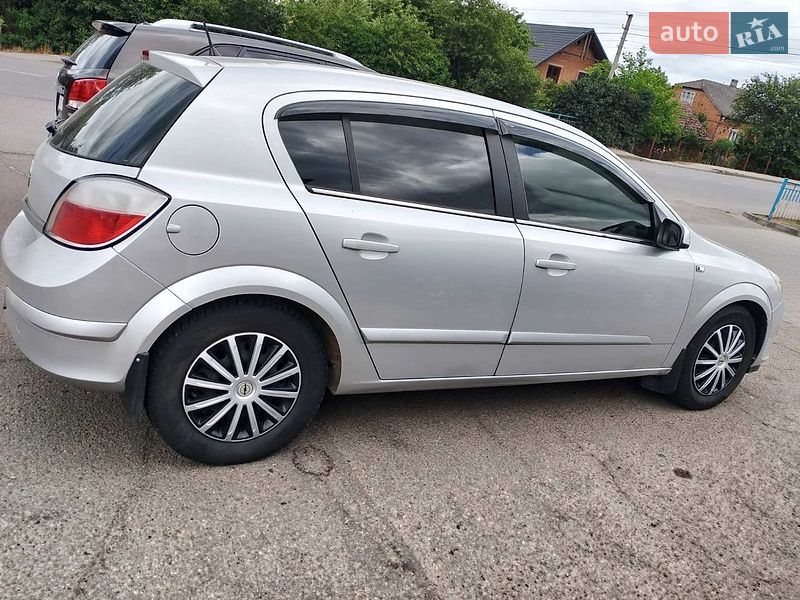 Хэтчбек Opel Astra 2004 в Дрогобыче