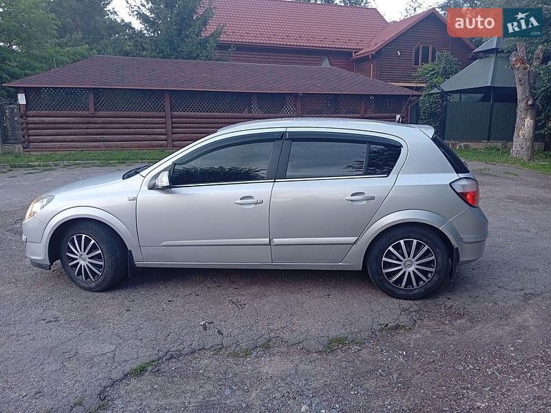 Хэтчбек Opel Astra 2004 в Дрогобыче
