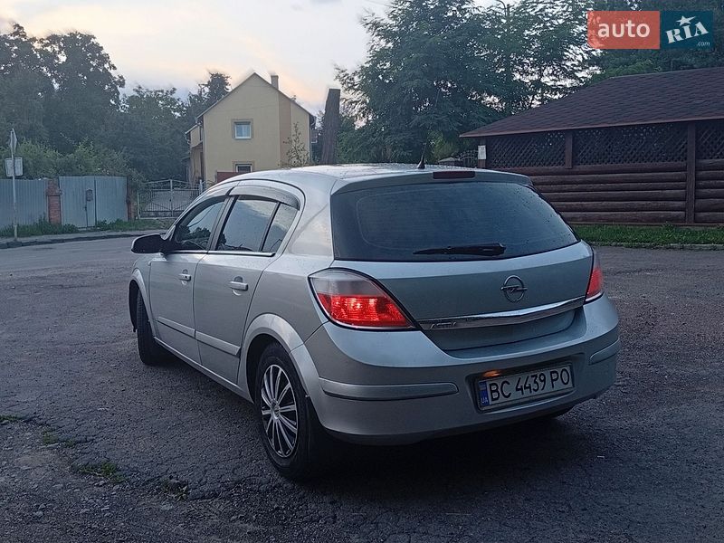 Хэтчбек Opel Astra 2004 в Дрогобыче