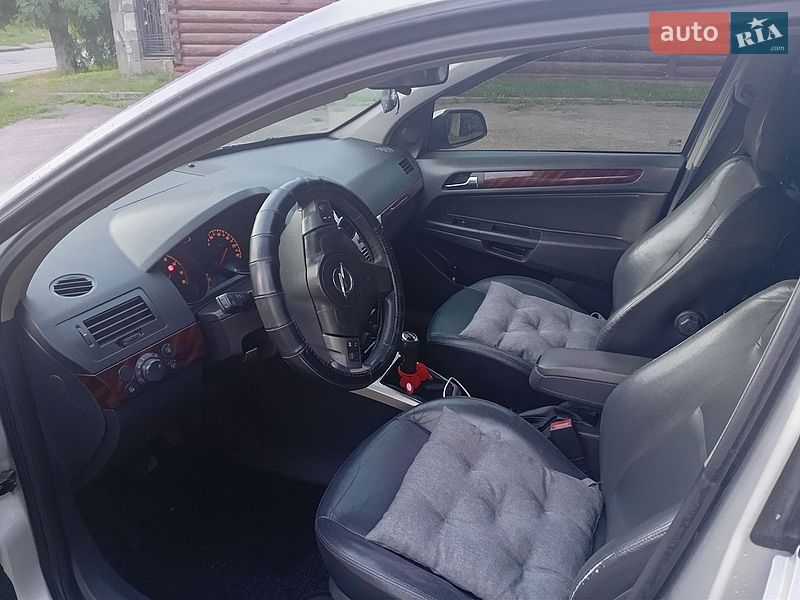 Хэтчбек Opel Astra 2004 в Дрогобыче