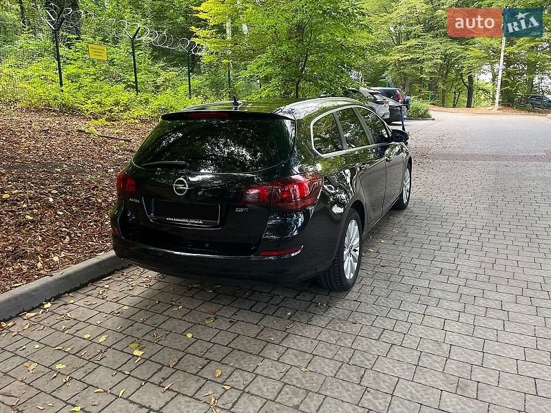 Универсал Opel Astra 2011 в Львове