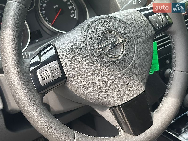 Універсал Opel Astra 2010 в Дрогобичі