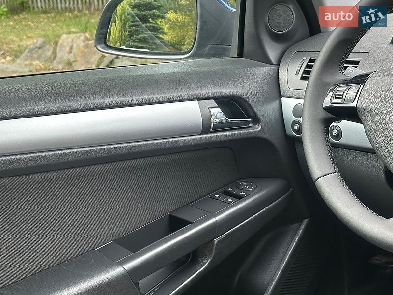 Універсал Opel Astra 2010 в Дрогобичі