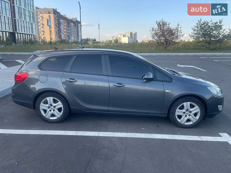 Універсал Opel Astra 2011 в Рівному