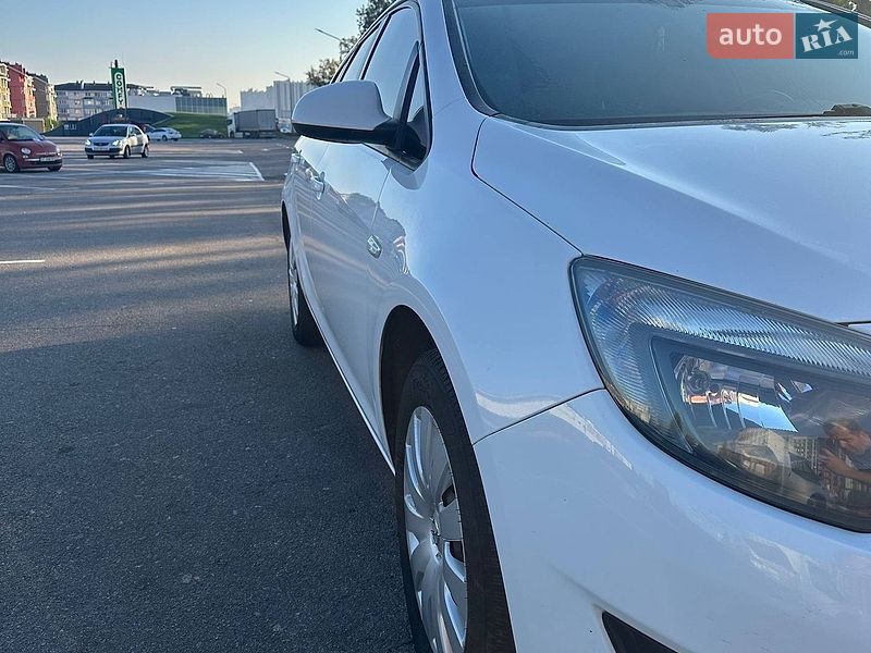 Универсал Opel Astra 2014 в Гатном