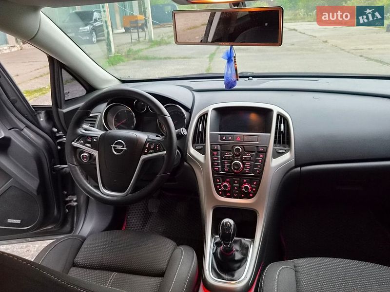 Універсал Opel Astra 2012 в Нетішині