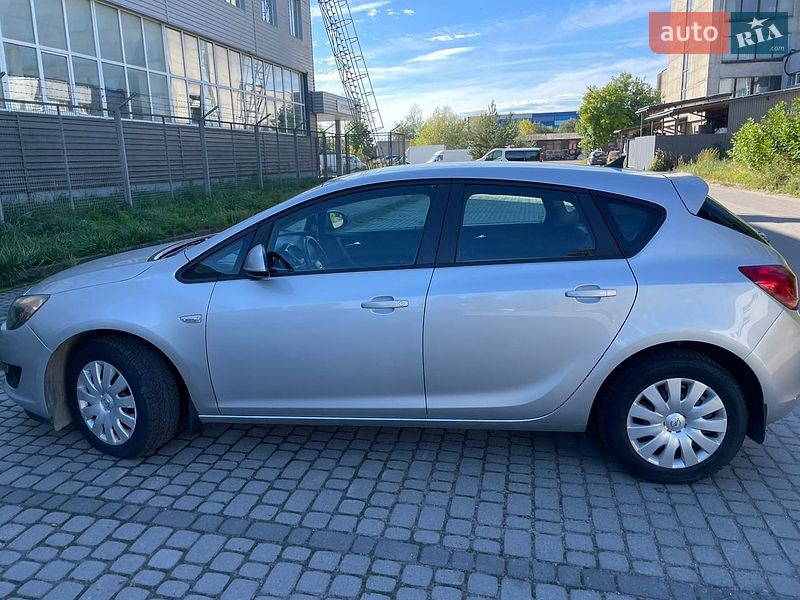 Хэтчбек Opel Astra 2014 в Львове