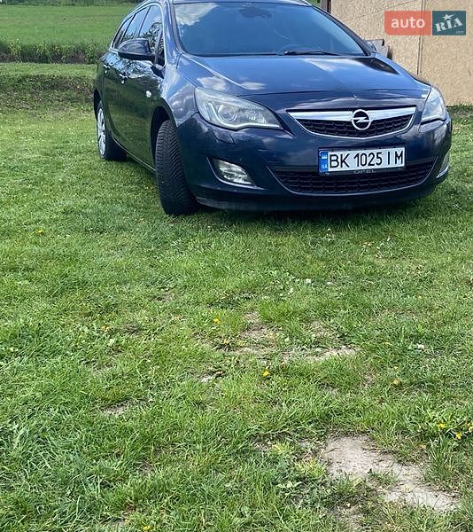 Универсал Opel Astra 2012 в Ровно