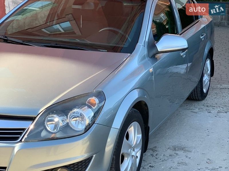 Седан Opel Astra 2013 в Хмельницком