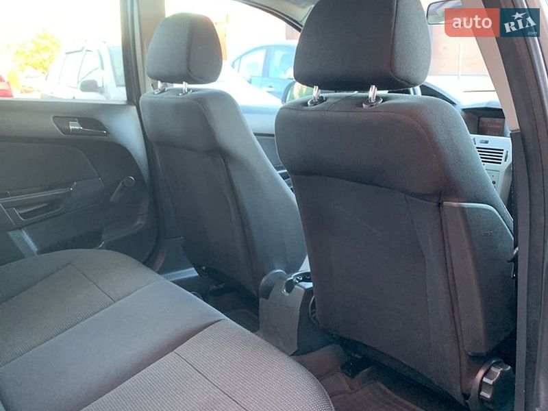Седан Opel Astra 2013 в Хмельницком