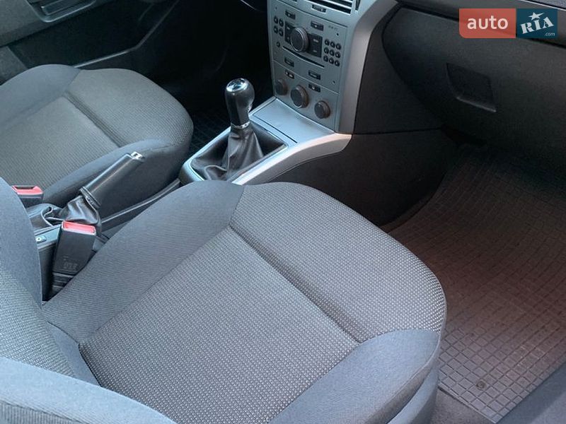 Седан Opel Astra 2013 в Хмельницком