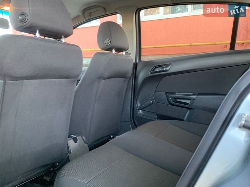 Седан Opel Astra 2013 в Хмельницком