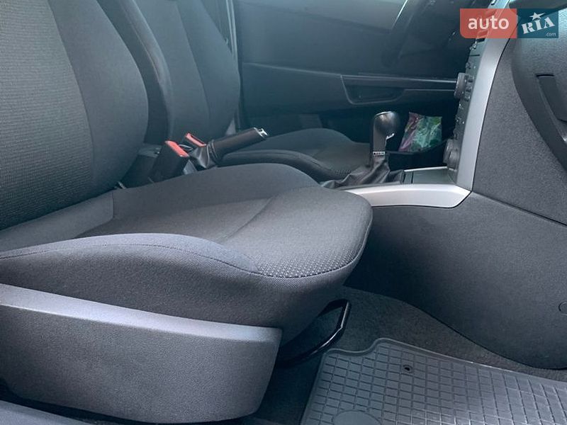 Седан Opel Astra 2013 в Хмельницком