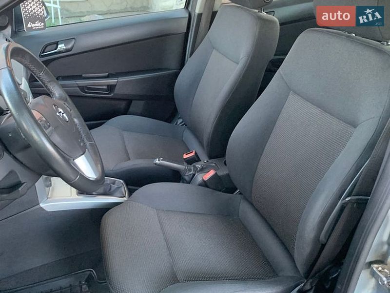 Седан Opel Astra 2013 в Хмельницком