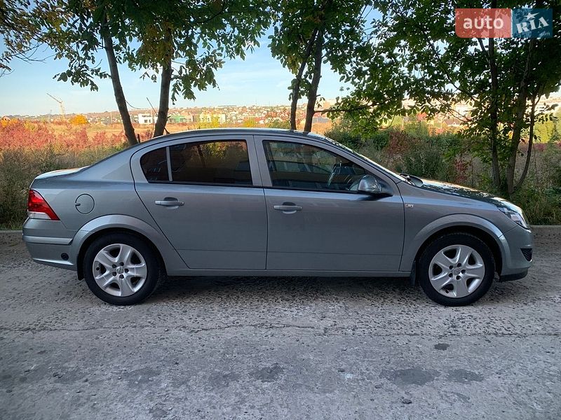 Седан Opel Astra 2013 в Хмельницком