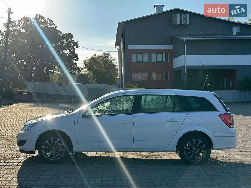 Універсал Opel Astra 2010 в Сторожинці