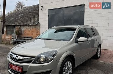Универсал Opel Astra 2010 в Хороле