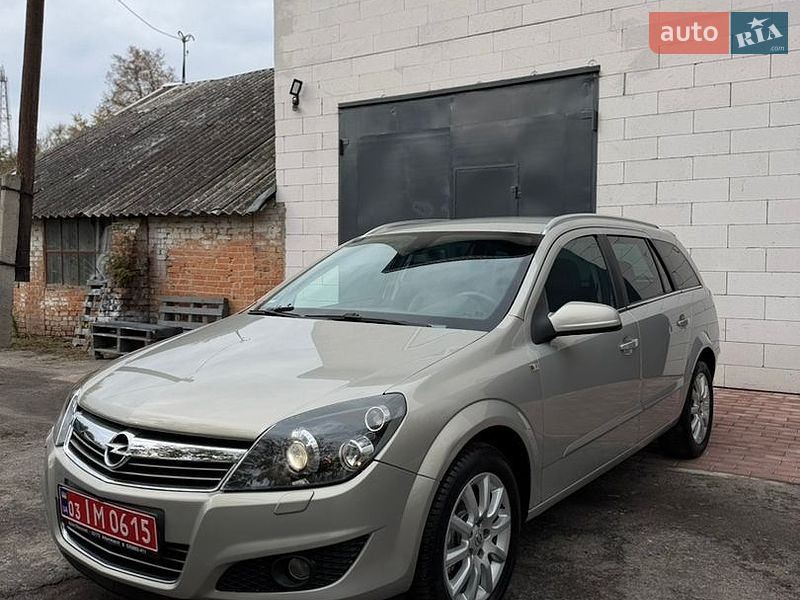 Универсал Opel Astra 2010 в Хороле
