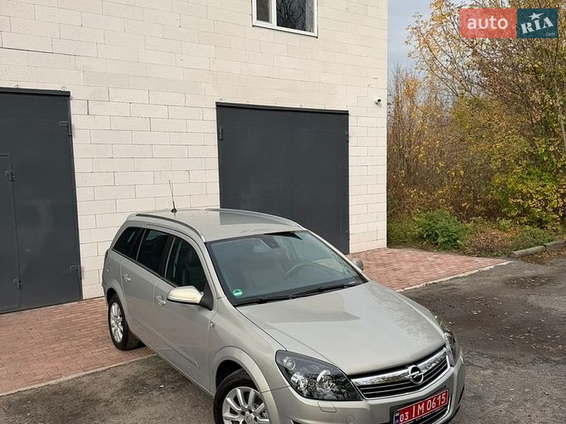 Универсал Opel Astra 2010 в Хороле