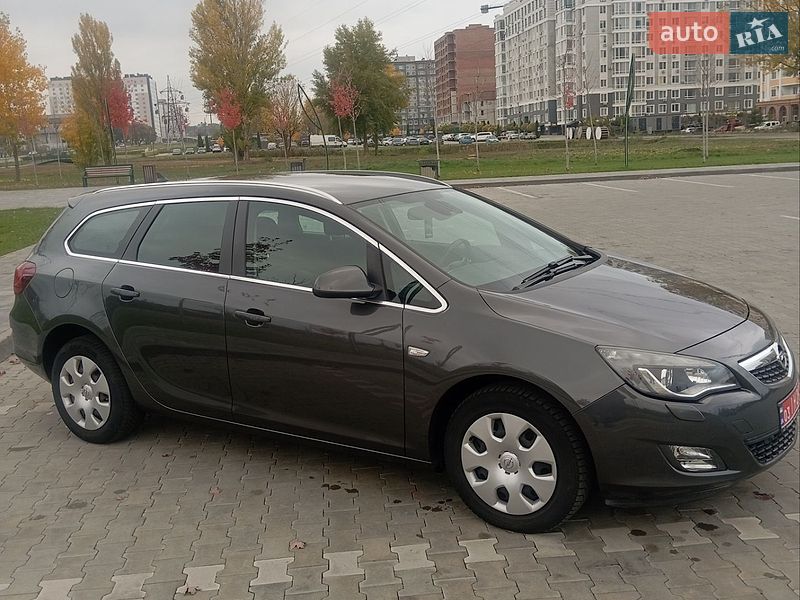 Універсал Opel Astra 2011 в Бучі