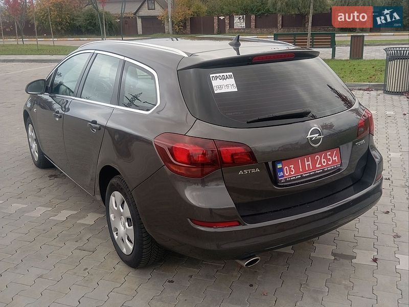 Універсал Opel Astra 2011 в Бучі