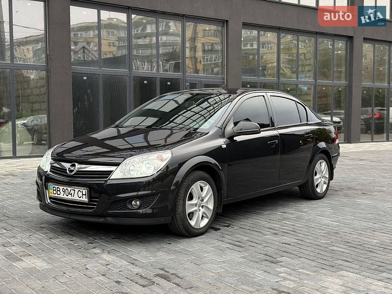 Седан Opel Astra 2012 в Полтаве
