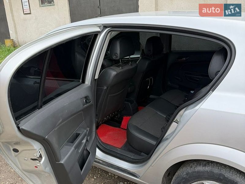 Хэтчбек Opel Astra 2005 в Бурштыне