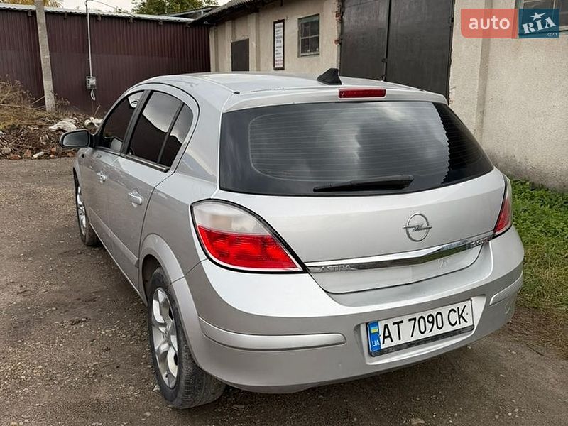 Хэтчбек Opel Astra 2005 в Бурштыне