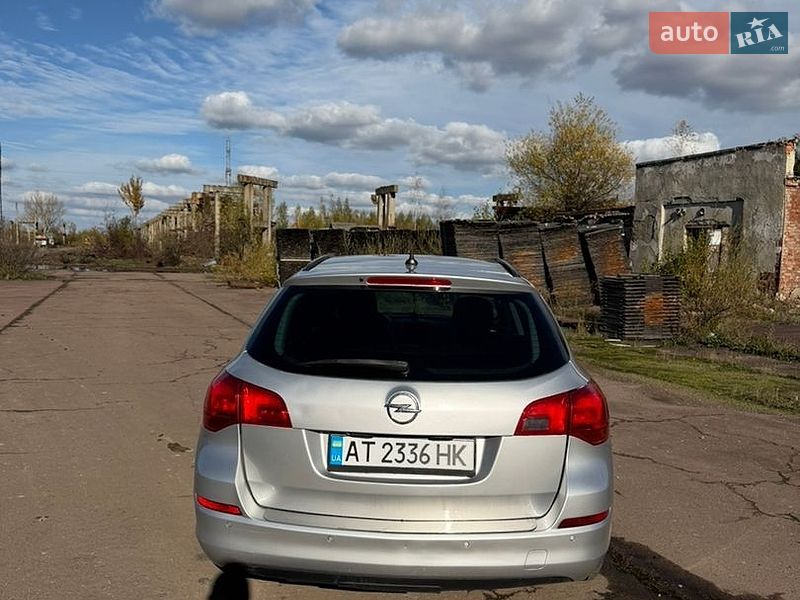 Универсал Opel Astra 2012 в Калуше