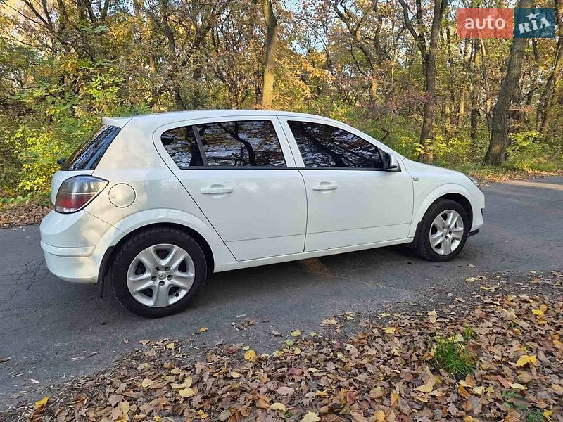 Хэтчбек Opel Astra 2012 в Каменском