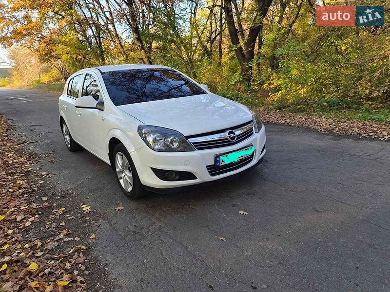 Хэтчбек Opel Astra 2012 в Каменском