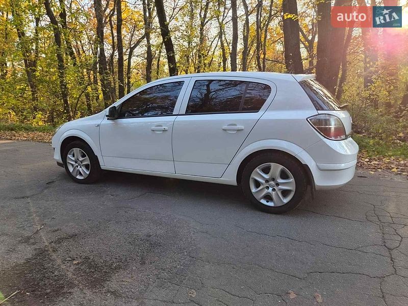 Хэтчбек Opel Astra 2012 в Каменском