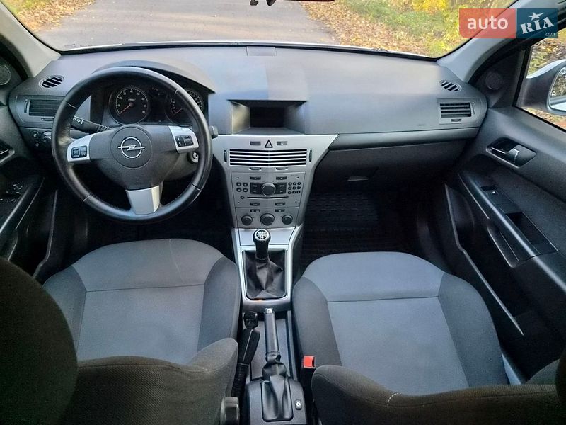 Хэтчбек Opel Astra 2012 в Каменском