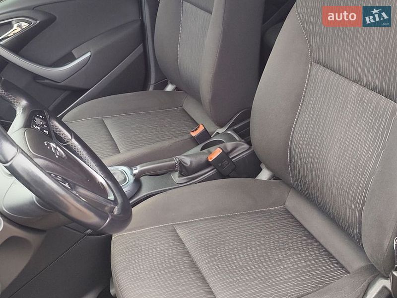 Универсал Opel Astra 2013 в Чернигове