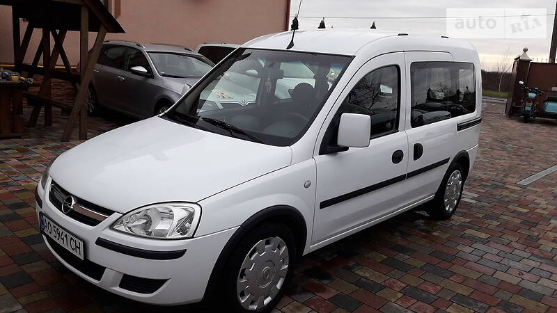 Минивэн Opel Combo 2010 в 