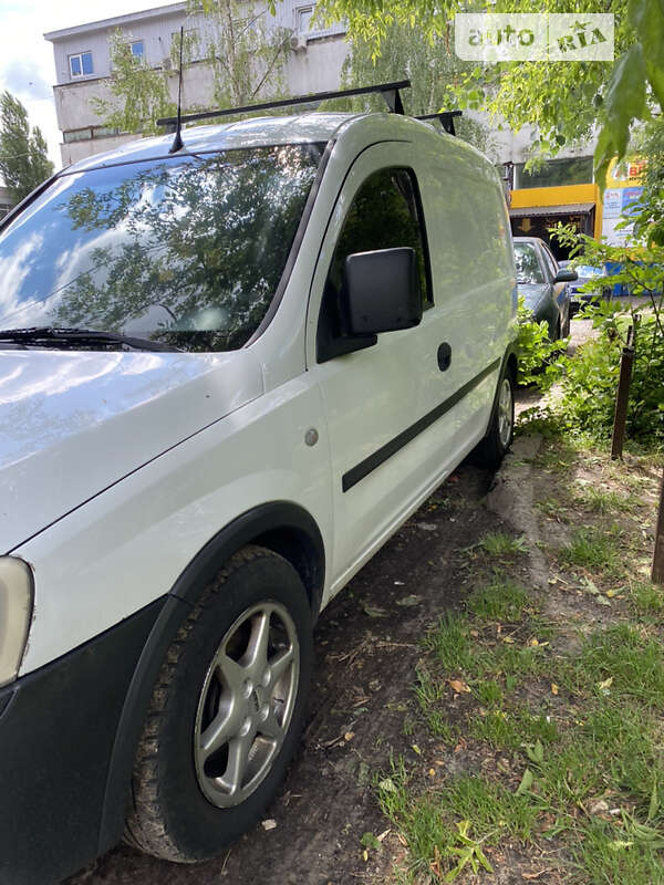 Вантажний фургон Opel Combo 2011 в Умані